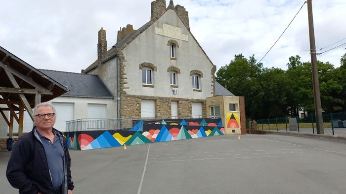 Denis Le Ralle, Maire de Marzan, devant l'école communale du Pigeon Vert