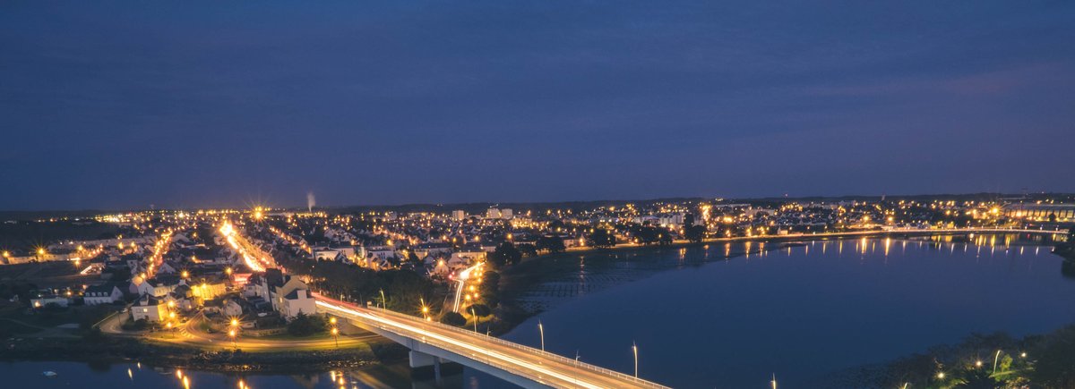 Vu de nuit d'une partie du Pont Saint Christophe reliant Lorient & Lanester. Vue de la ville éclairée de nuit. Copyright : SDEL Atlantis