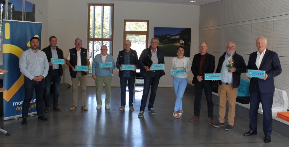 Lauréats morbihannais tenant leur trophée Terre d'innovation