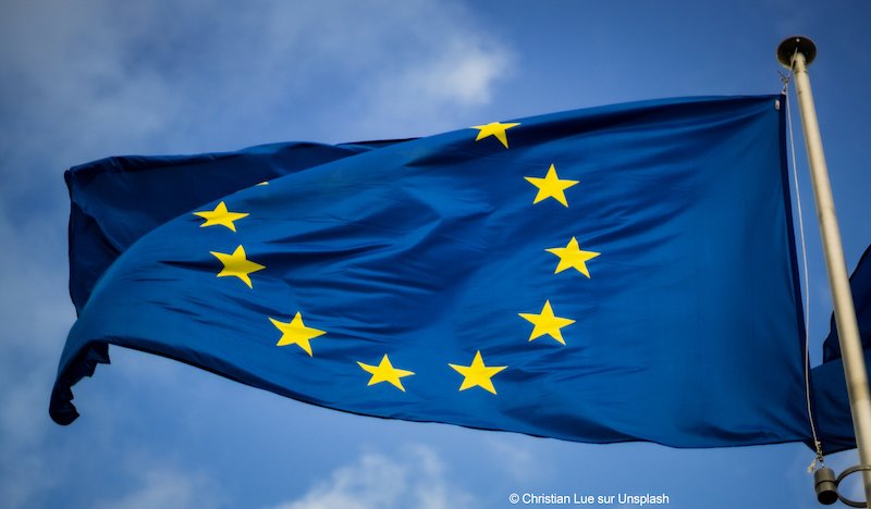 Drapeau de l'Europe flottant au vent